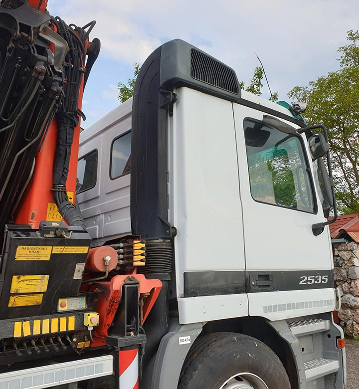 Nákladná doprava mechanickou rukou